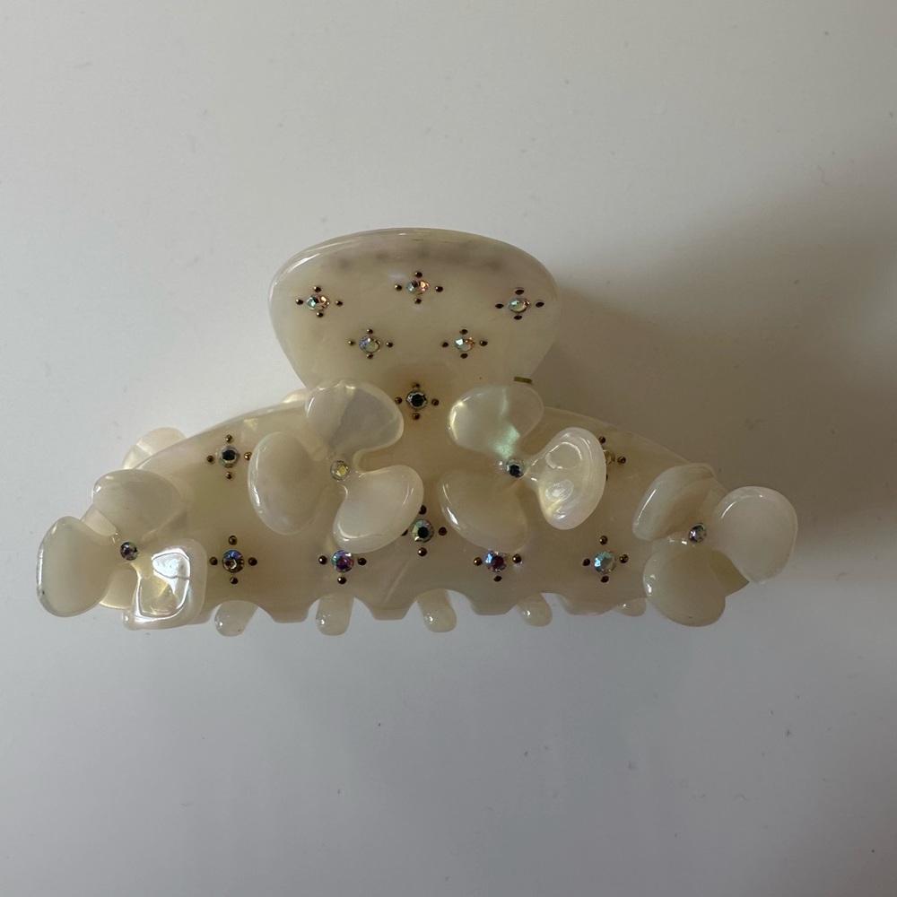 Hair claw clip with rhinestones and flowers in pearl color